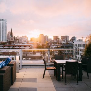 rooftop bar 1 300x300 Koji PINK koktel treba da postane tvoje zaštitno piće? Reši KVIZ i saznaj!