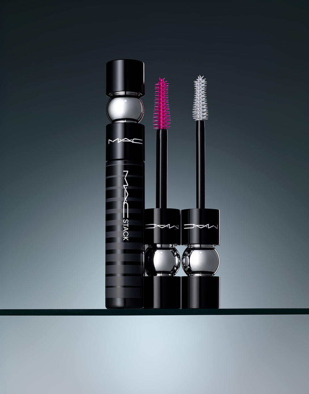 Otkrivamo vam zašto je nova MAC Stack maskara apsolutni hit! MAC FY22 MacStackMascara BrushComparison RGB300 1280x1280 1 1 Otkrivamo vam zašto je nova MAC Stack maskara apsolutni hit!