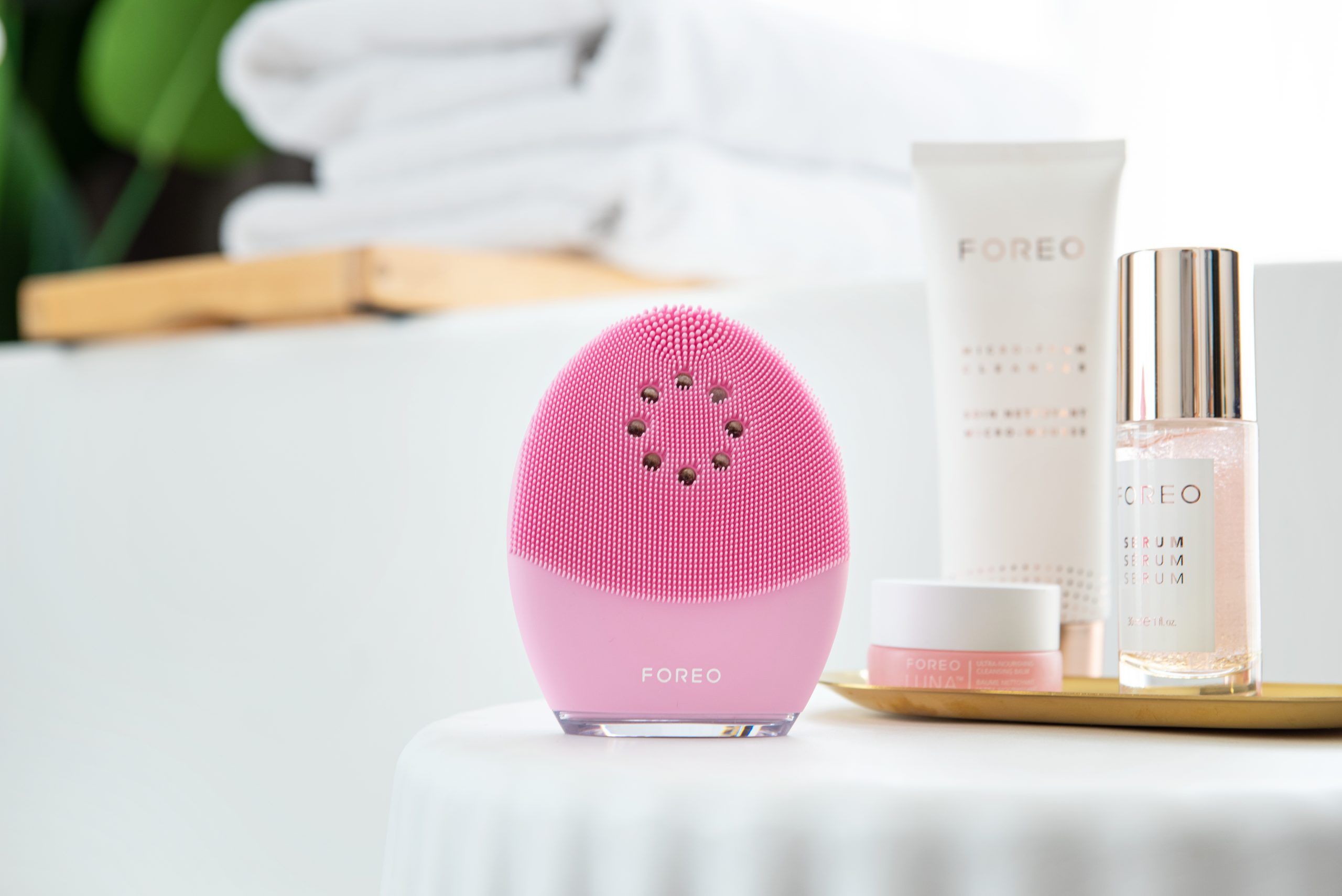 09 FOREO LUNA 4 plus Normal Product on the table scaled Nova generacija iconic FOREO LUNA 4 proizvoda predstavljena je u Metaversu   a mi smo prisustvovali ovom virtuelnom eventu