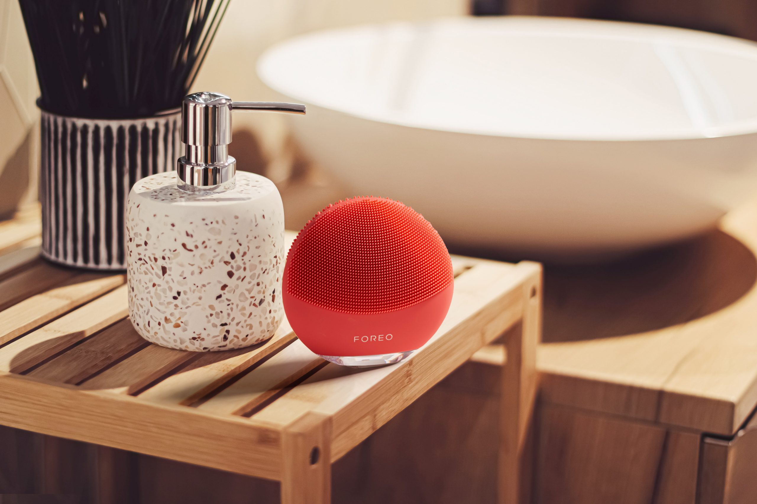 10 FOREO LUNA 4 mini Coral Bathroom scaled Nova generacija iconic FOREO LUNA 4 proizvoda predstavljena je u Metaversu   a mi smo prisustvovali ovom virtuelnom eventu
