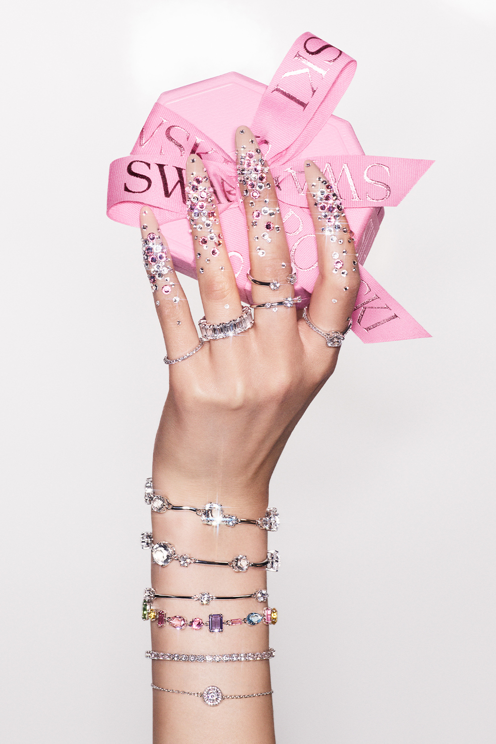 Swarovski x Bella Hadid: Ovo je nakit uz koji ćete zablistati u novogodišnjoj noći! B2C BRAND BANNERS ORGANICSOCIAL SILVER BODYP 7 1000x1500 OF GL RGB Swarovski x Bella Hadid: Ovo je nakit uz koji ćete zablistati u novogodišnjoj noći!