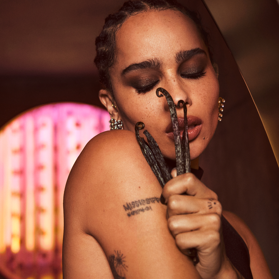 ysl dmi fraw bo le parfum 23 behind the scene zoe with ingredient vanilla close up square 1080x1080px rgb SOFISTICIRANA, HRABRA, DOSTOJANSTVENA, ODVAŽNA: Ako se pronalaziš u ovim rečima, imamo parfem za tebe