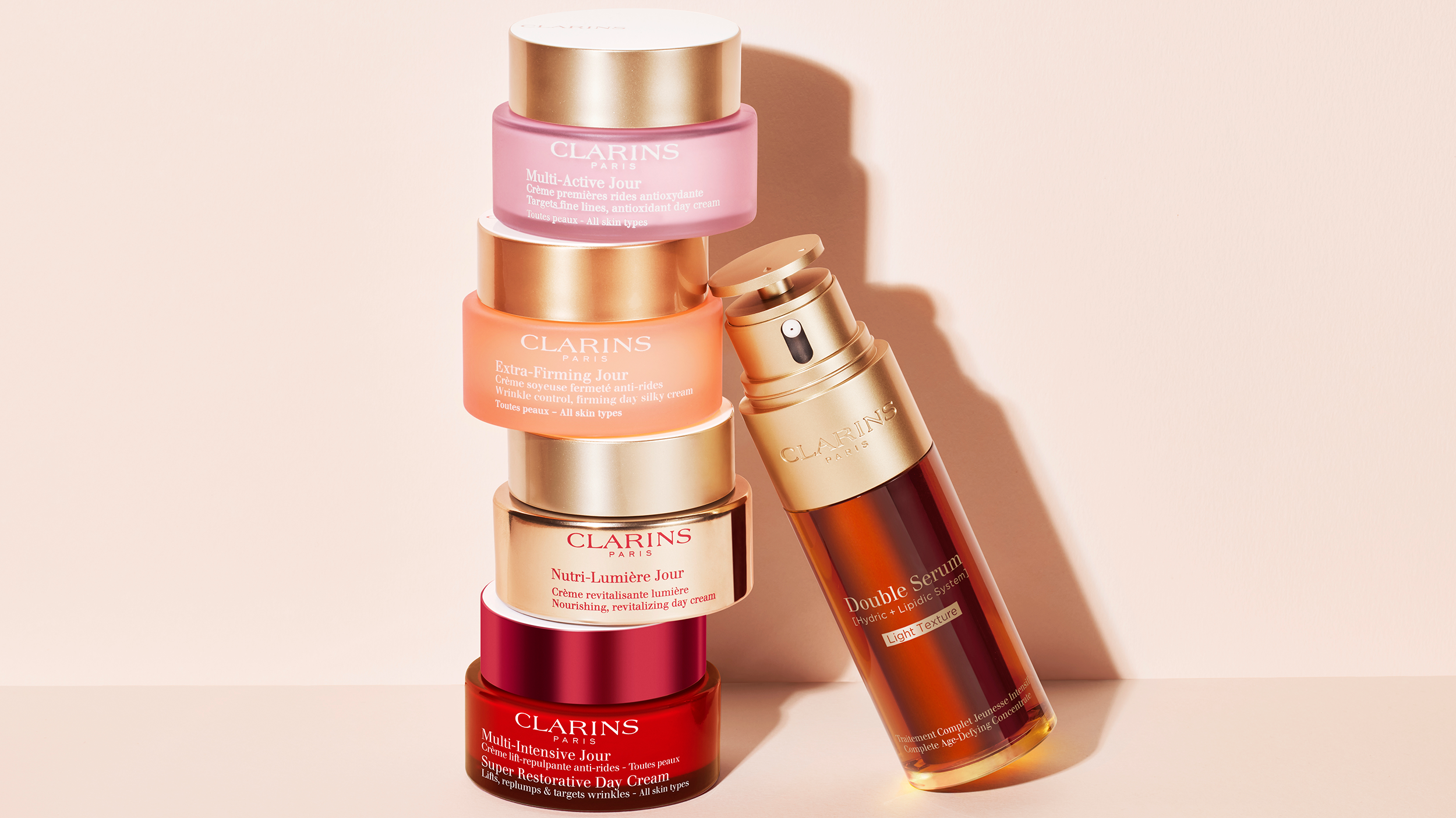 2023 Clarins BATA Ds Light 169 2 Stigla je nova, lagana formula kultnog Clarins Double seruma, a njegova tekstura idealna je za muškarce i žene, sve tipove kože, čak i za kombinovanu