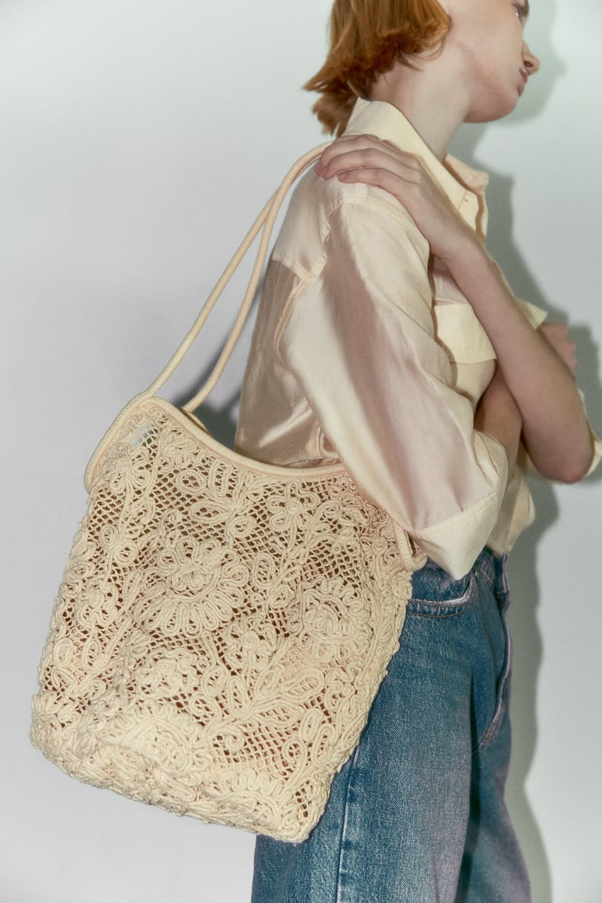 Potrebne su vam torbe za plažu? Izdvajamo naših 8 omiljenih modela za leto Zara embroidered bag 1 Potrebne su vam torbe za plažu? Izdvajamo naših 8 omiljenih modela za leto