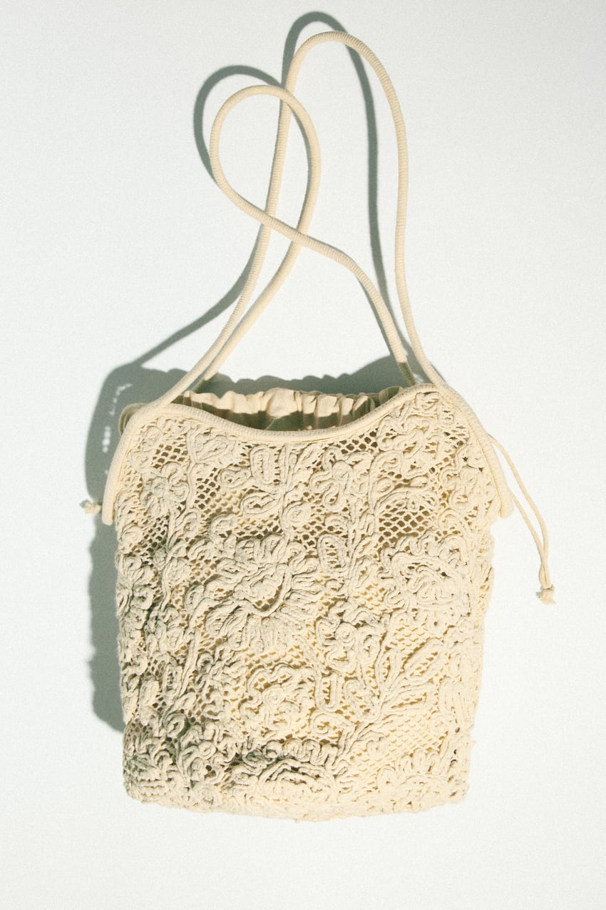 Potrebne su vam torbe za plažu? Izdvajamo naših 8 omiljenih modela za leto Zara embroidered bag 2 Potrebne su vam torbe za plažu? Izdvajamo naših 8 omiljenih modela za leto
