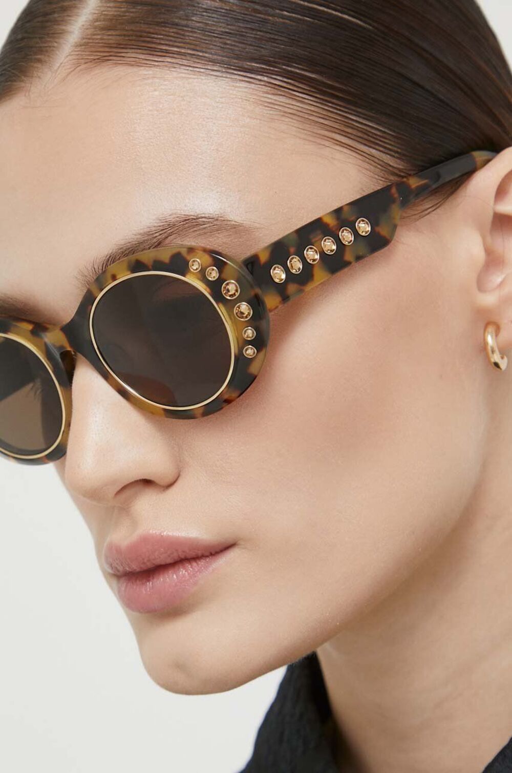 AA00 OKD0PN 88X F0 Elegancija i neodoljivi šarm: Predstavljamo novu kolekciju Swarovski naočara za sunce