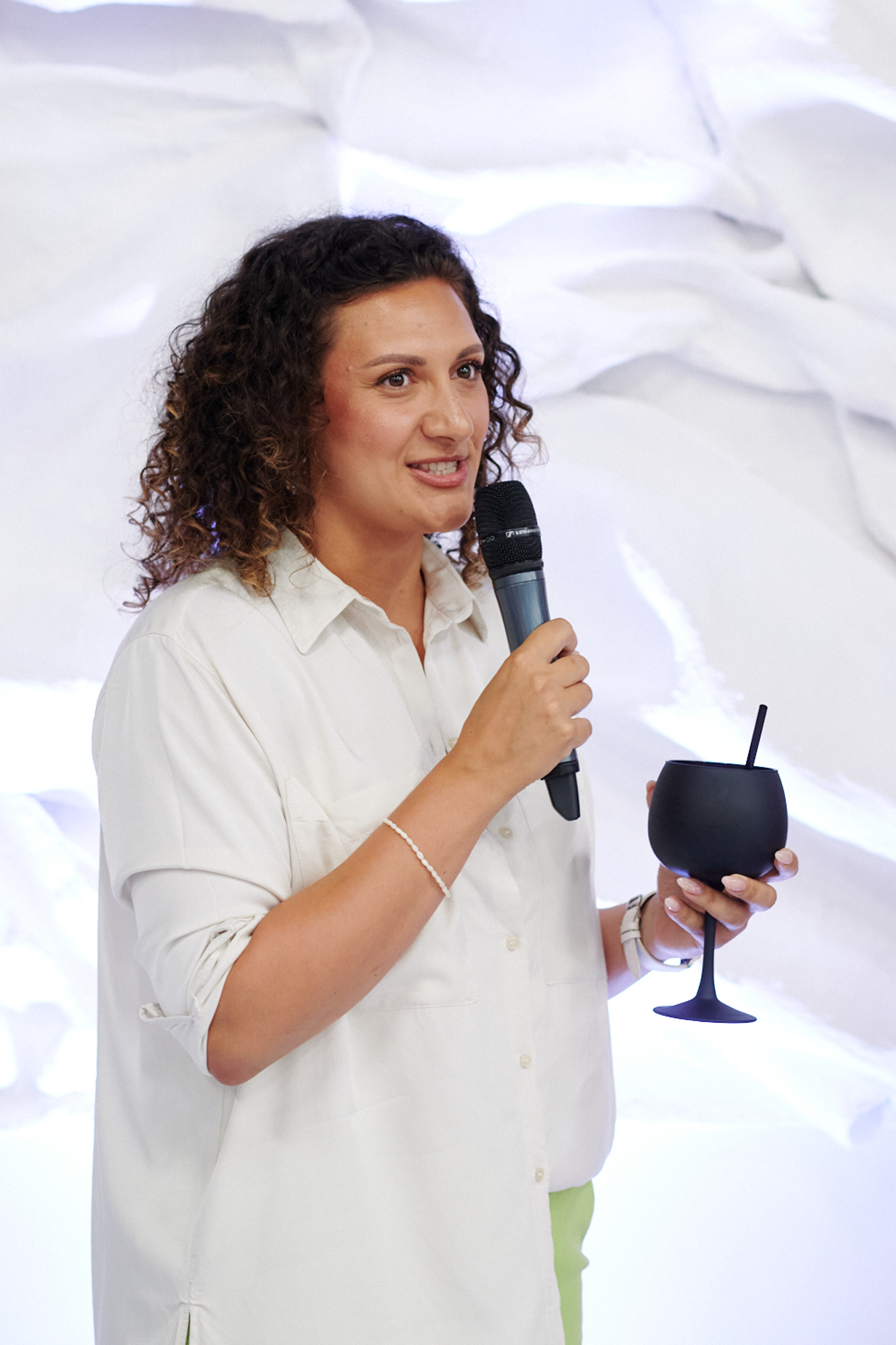 Intimna oda ženskoj energiji: Otvorena prva izložba apstraktnih slika Nine Milović “She is divine” DSC 9188 2 Intimna oda ženskoj energiji: Otvorena prva izložba apstraktnih slika Nine Milović “She is divine”