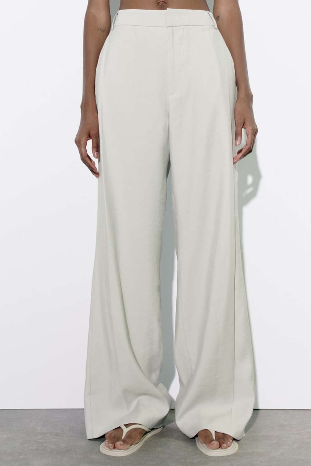 Trend tihog luksuza sve više raste, a Zara ima idealne komade za to Led sive pantalone Trend tihog luksuza sve više raste, a Zara ima idealne komade za to
