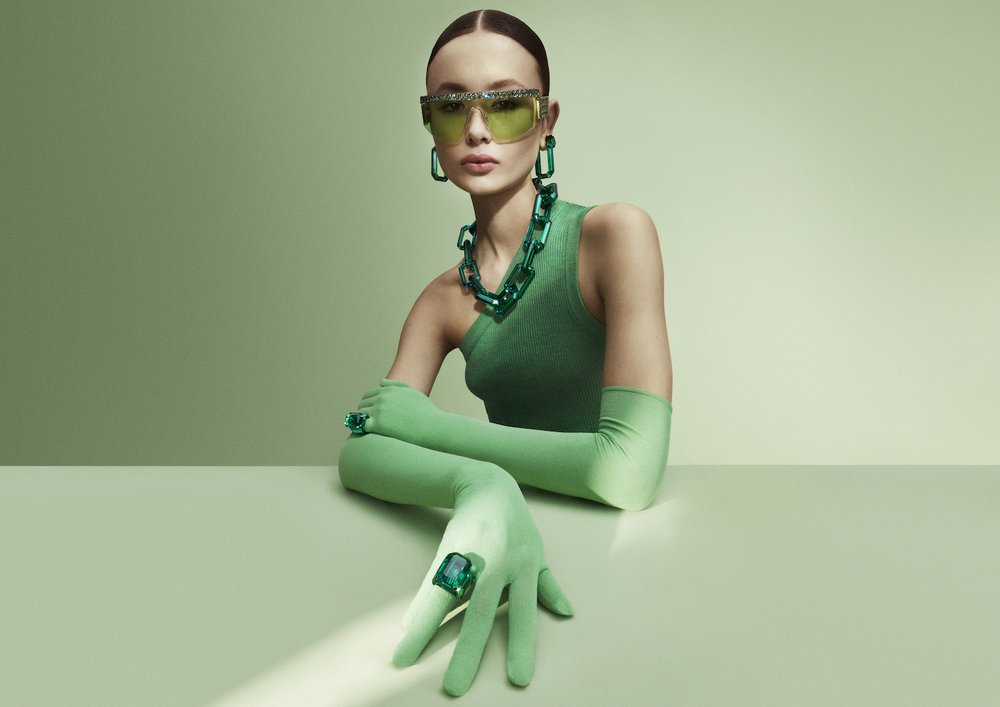 SS22 BRAND VISUAL MODEL STATEM GREEN PR LANDSCAPE A3 OF GL 300DPI RGB Elegancija i neodoljivi šarm: Predstavljamo novu kolekciju Swarovski naočara za sunce
