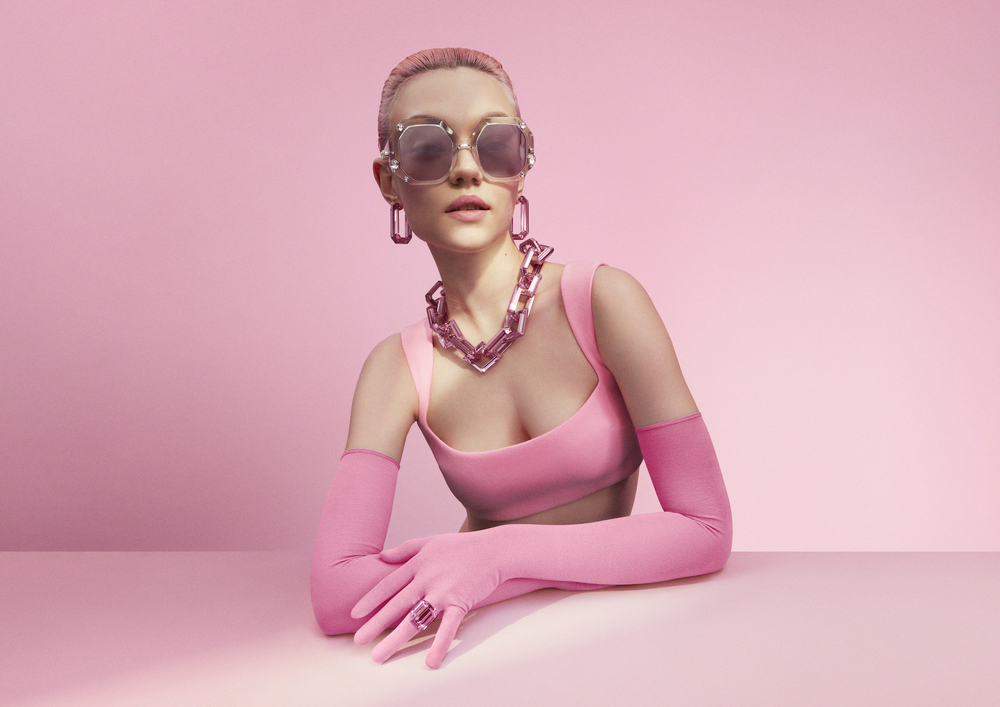 SS22 BRAND VISUAL MODEL STATEM PINK PR LANDSCAPE A3 OF GL 300DPI RGB Elegancija i neodoljivi šarm: Predstavljamo novu kolekciju Swarovski naočara za sunce