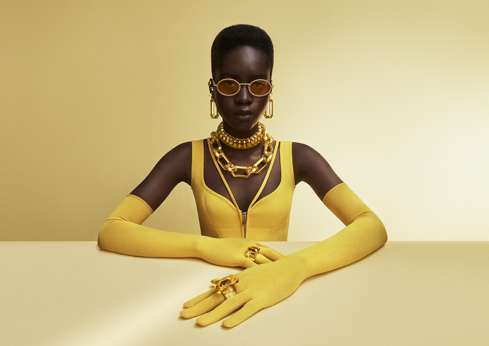 SS22 BRAND VISUAL MODEL STATEM YELLOW PR LANDSCAPE A3 OF GL 72DPI RGB 1 Elegancija i neodoljivi šarm: Predstavljamo novu kolekciju Swarovski naočara za sunce