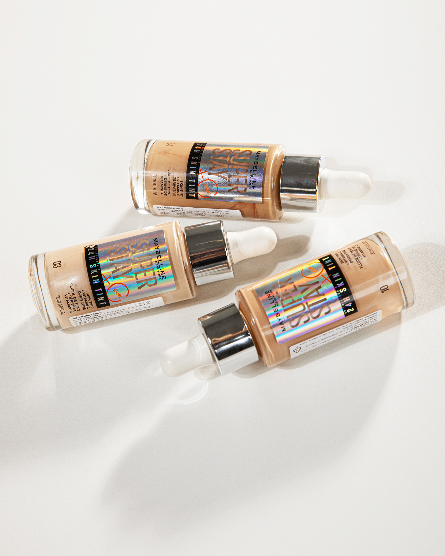 389A9543 2 3 1 Ne volite pudere, a želite ujednačen ten? Imamo rešenje: MAYBELLINE NEW YORK SUPERSTAY 24HR SKIN TINT je naša najlaganija podloga za besprekoran izgled