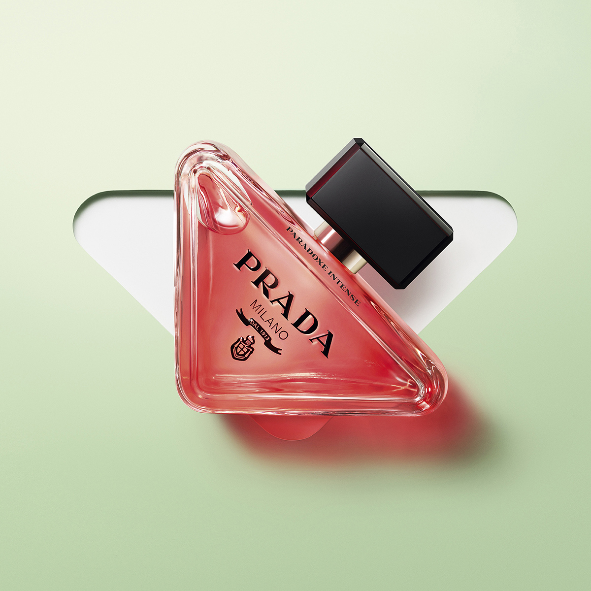 Nikad ista, uvek svoja: Prigrli sva lica ženstvenosti i otkrij snagu skrivenu u nežnosti parfema Prada Paradoxe Intense Hero Packshot Solo 1x1 RGB 3614273961707 Nikad ista, uvek svoja: Prigrli sva lica ženstvenosti i otkrij snagu skrivenu u nežnosti parfema