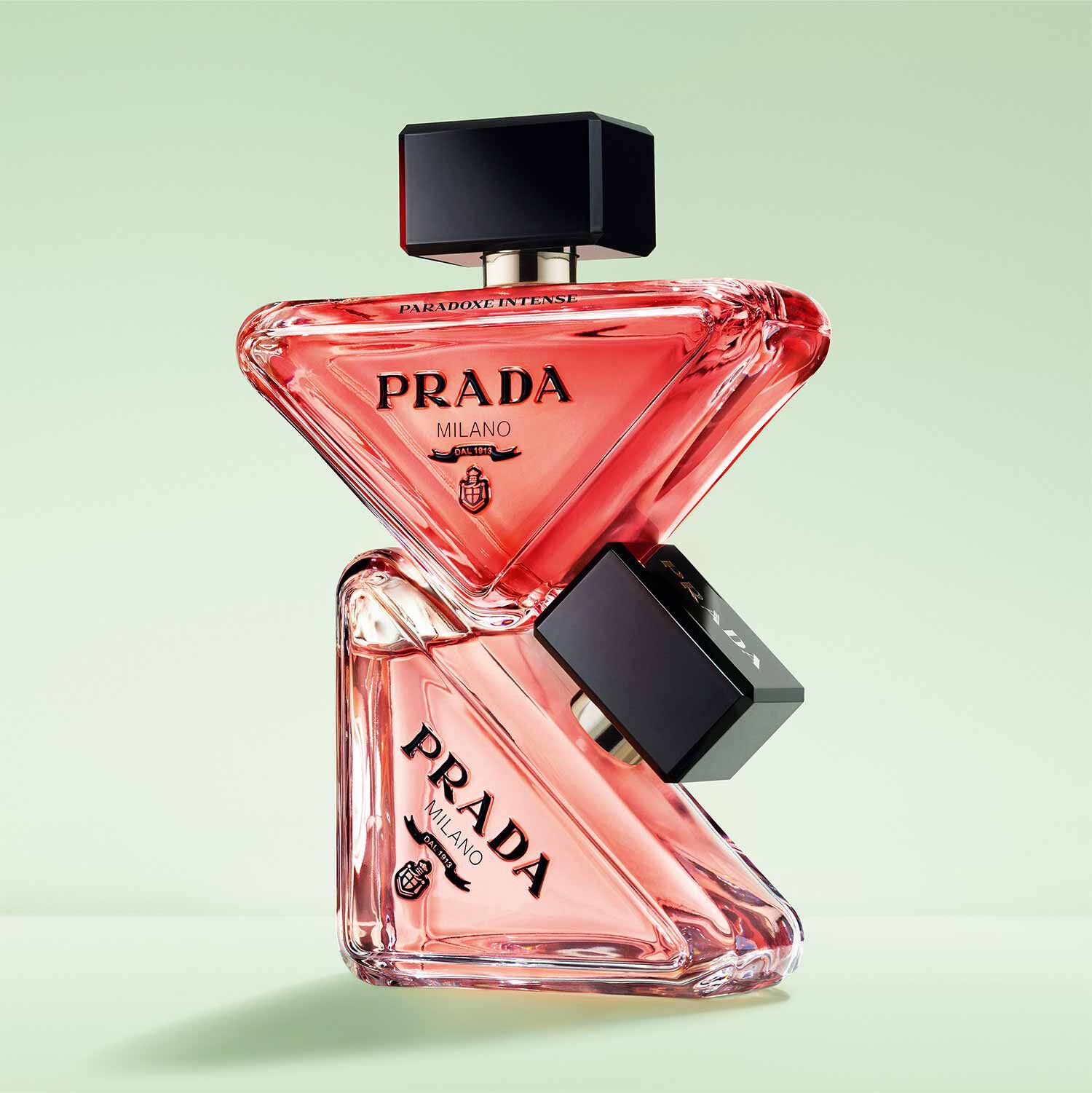 Nikad ista, uvek svoja: Prigrli sva lica ženstvenosti i otkrij snagu skrivenu u nežnosti parfema Prada Paradoxe Intense Secondary Nikad ista, uvek svoja: Prigrli sva lica ženstvenosti i otkrij snagu skrivenu u nežnosti parfema