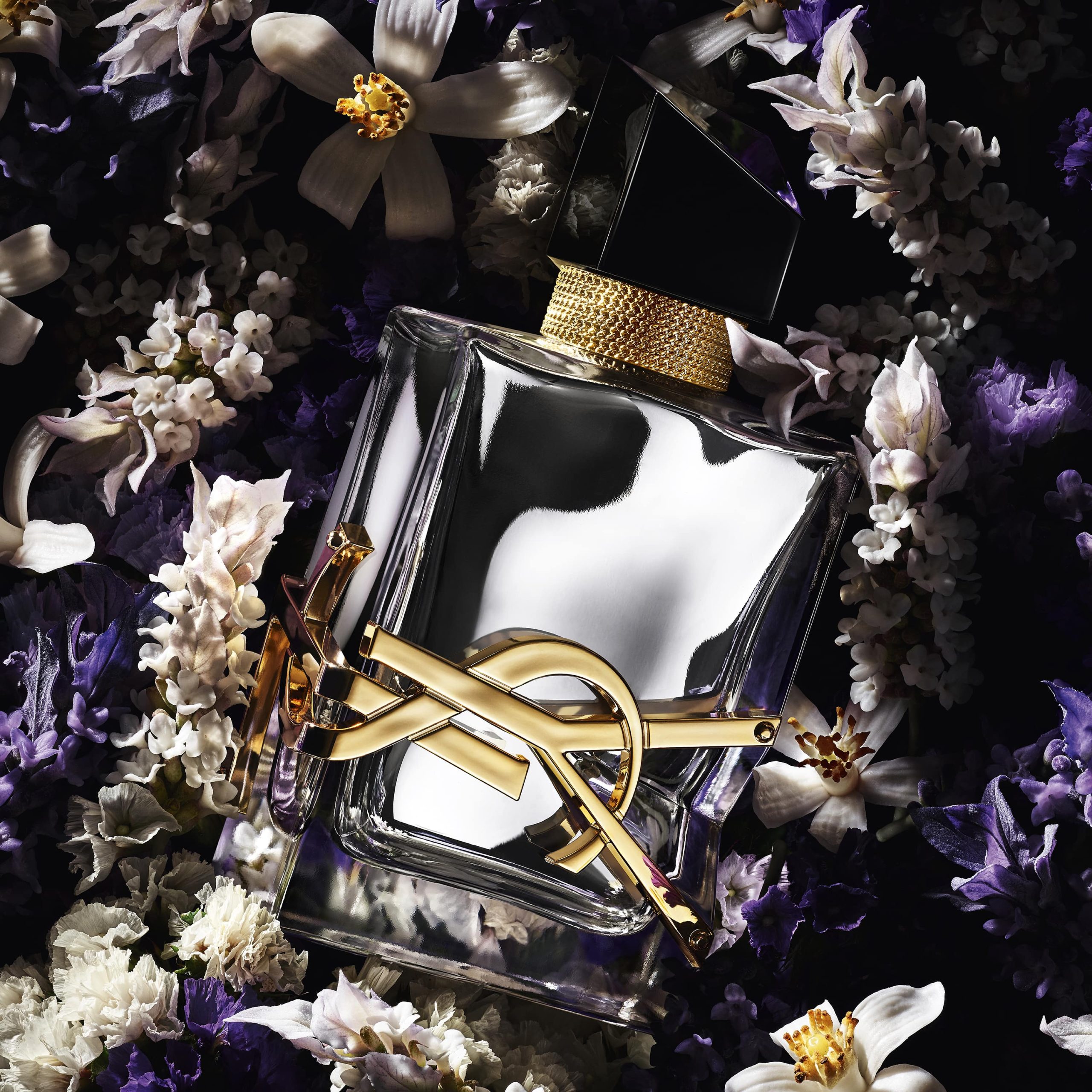 ysl dmi fraw libre l absolu platine 23 digital still life empty bottle on ingredients square 3000x3000px rgb min scaled Sudar vatre i leda: Upoznajte neotkriveno lice slobode i ženstvenosti koja se rađa iz kontrasta   u bočici parfema