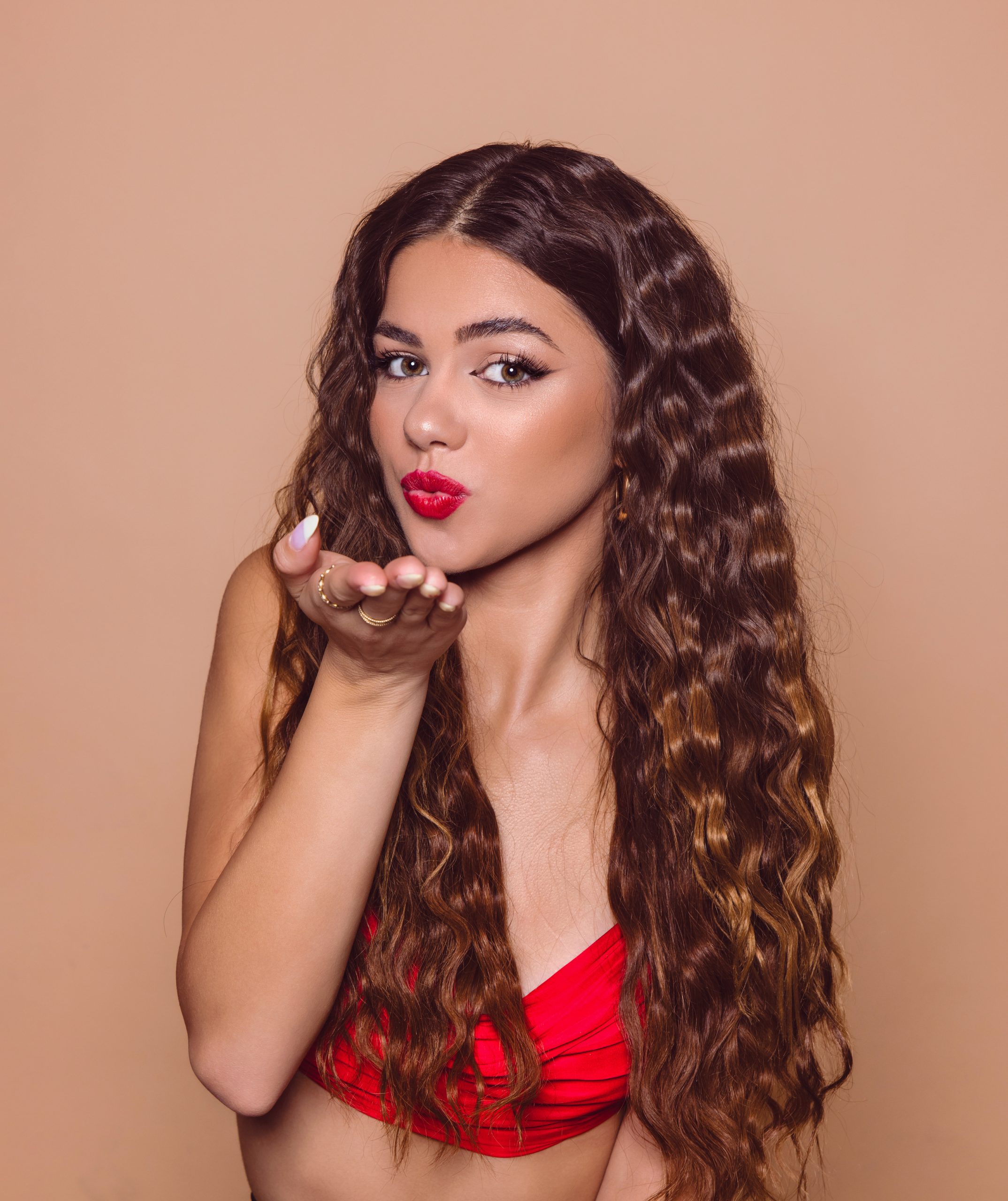 Novogodišnji makeup tutorijal: Postignite glamurozni izgled u 6 lakih koraka i budite zvezda večeri! 087A5215 copy scaled Novogodišnji makeup tutorijal: Postignite glamurozni izgled u 6 lakih koraka i budite zvezda večeri!