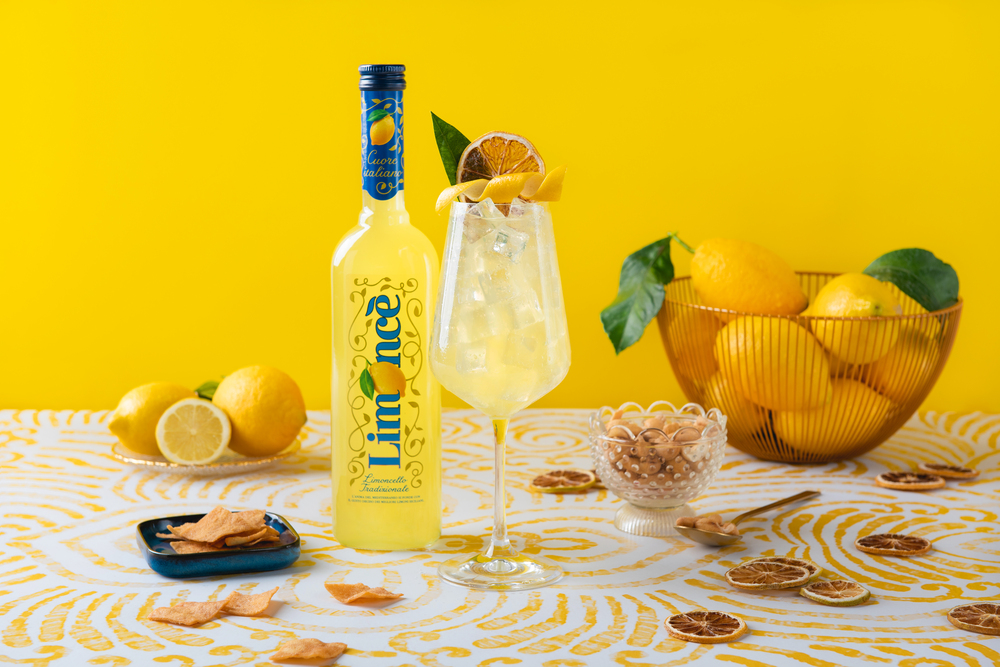 Neka vaša čula otputuju na jug Italije: Recepti za tri osvežavajuća Limoncè koktela za zimske dane Limonce Spritz Ambientata Neka vaša čula otputuju na jug Italije: Recepti za tri osvežavajuća Limoncè koktela za zimske dane