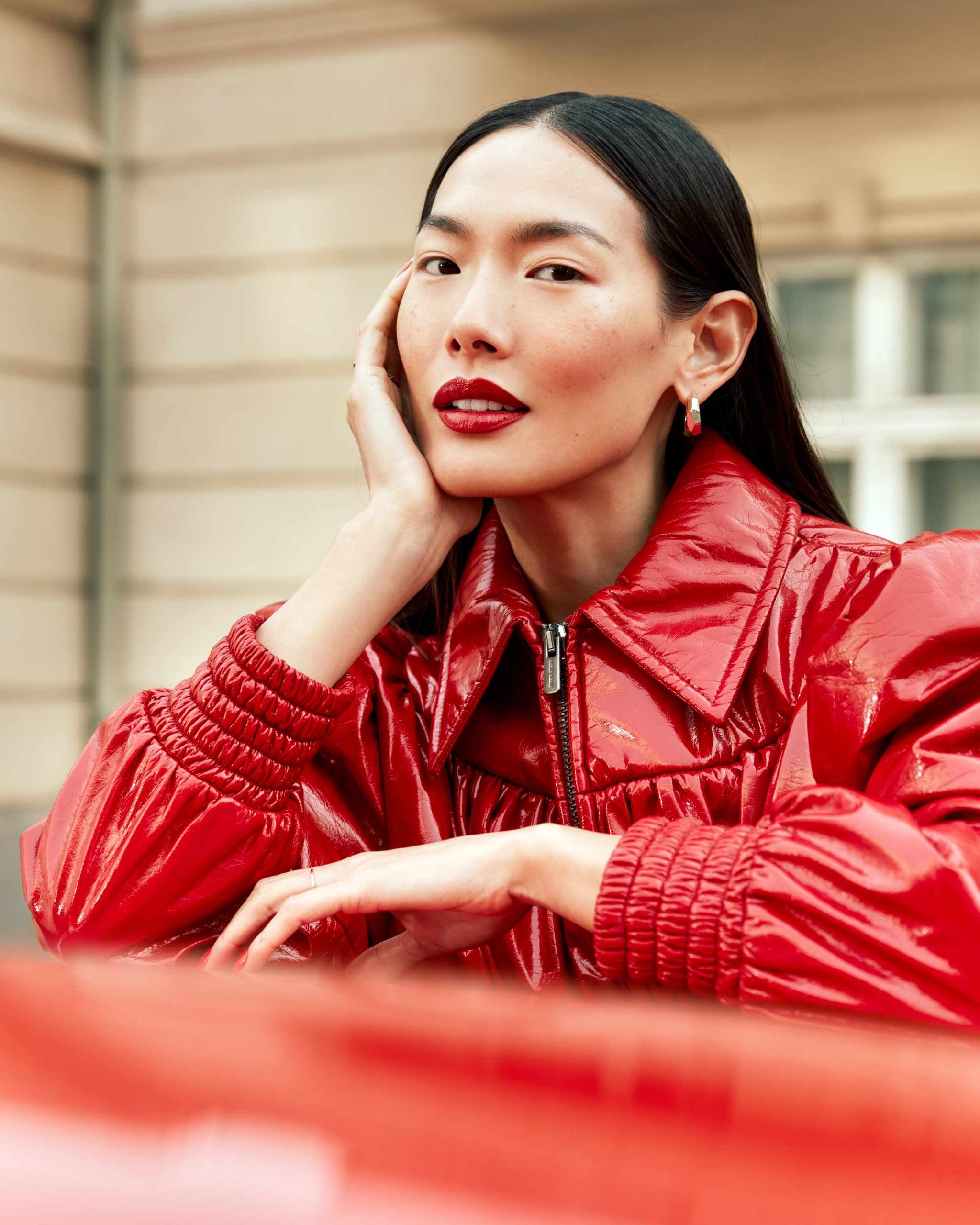 Catrice Peach OwnYourShine NinaRaasch 040 RED PORTRAIT sRGB 4000px FINAL min scaled Tri makeup trenda koja jedva čekamo da isprobamo na proleće: Evo koji proizvodi su potrebni za svaki look