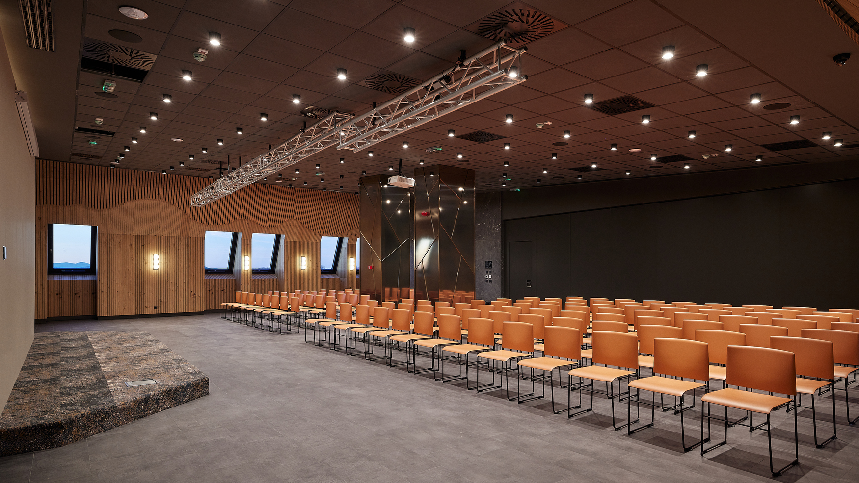 Otkrivamo: Ko je čovek koji ima možda i najbolji posao u Srbiji? Konferencijska sala 1 Otkrivamo: Ko je čovek koji ima možda i najbolji posao u Srbiji?