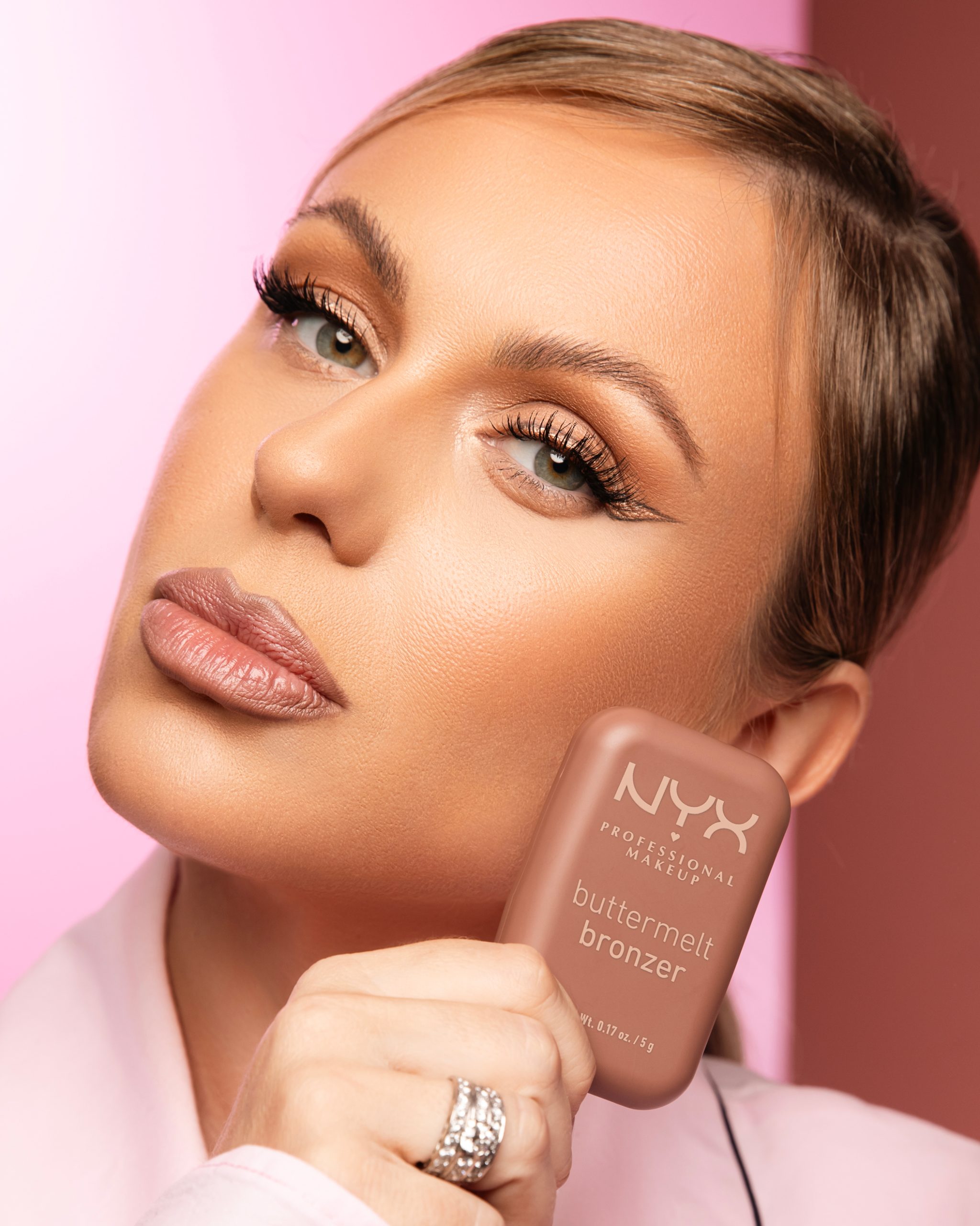 Za leto u boji koje se ne završava: NYX Professional Makeup ima novu liniju rumenila i bronzera koja je ljubav na prvi pogled 389A0408 copy 2 scaled Za leto u boji koje se ne završava: NYX Professional Makeup ima novu liniju rumenila i bronzera koja je ljubav na prvi pogled
