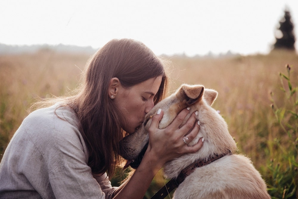 Ljubimci na prvom mestu: Pet Republic postao deo Pet centar porodice devojka i pas PET CENTAR min Ljubimci na prvom mestu: Pet Republic postao deo Pet centar porodice
