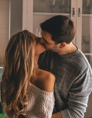 Zašto treba da imaš seks pred menstruaciju (kad ti baš i nije…)