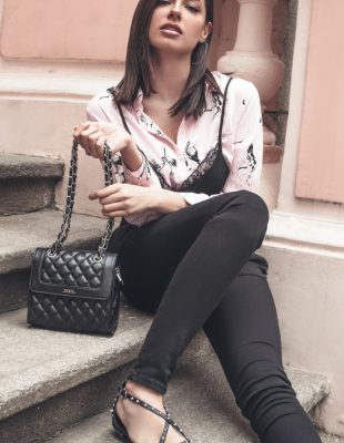 Obuci odmah: Interesantan layering trik za kada ti majica + jeans dosade!
