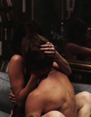 Striptiz za pismene: Ja sam žena koja voli mlađe muškarce