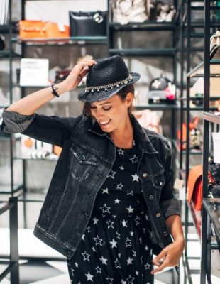 Simpatična zadarska pevačica Natali Dizdar posetila je novootvoreni Fashion&Friends store u Zadru i uživala u letnjem šopingu
