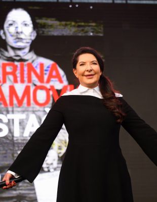Marina Abramović sa publikom održala performans na  otvorenom