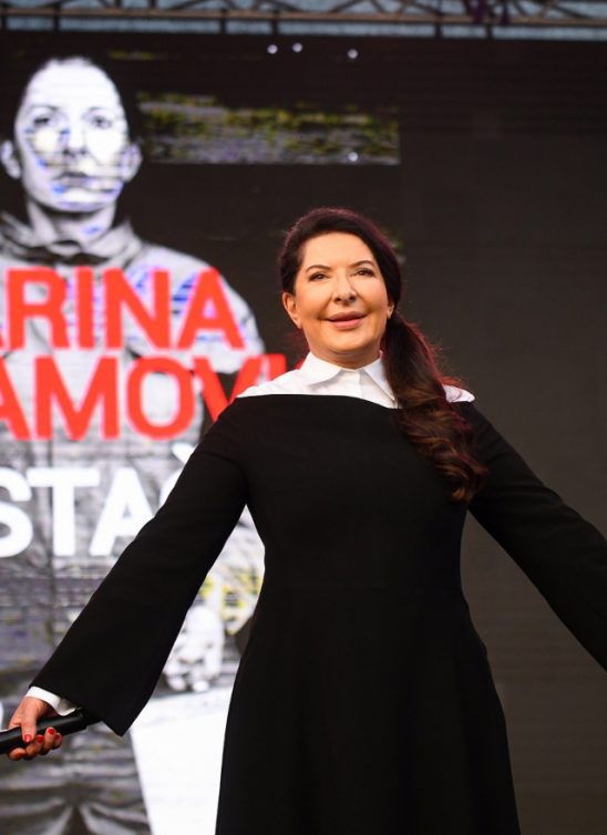Marina Abramović sa publikom održala performans na  otvorenom