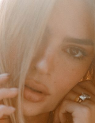 Kérastase Devojka boji kosu po prvi put – Emily Ratajkowski je postala plavuša!