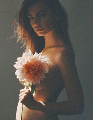 Jesenji outfiti za trudnice inspirisani manekenkom Emily Ratajkowski