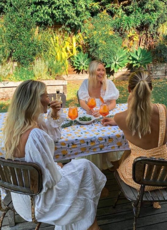 Šta da učinite kada osećate da se razilazite sa starim prijateljima