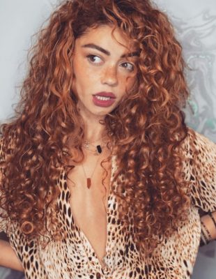 Glumica Sarah Hyland je naša stilska i životna inspiracija, a ovo su njeni najbolji autfiti