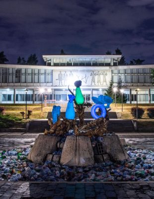 Umetničke instalacije u parku ispred Muzeja Jugoslavije