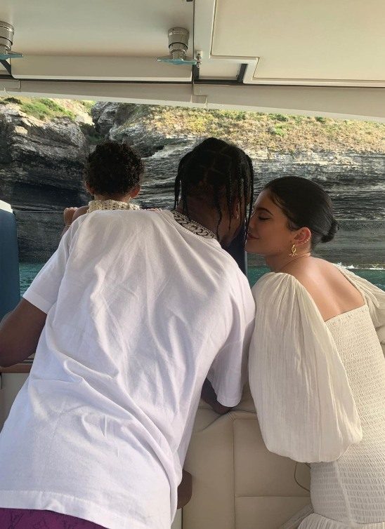 Da li je Kylie Jenner ponovo trudna? Internet misli da jeste, a mi vam donosimo najnovije vesti o njenoj tajnoj trudnoći