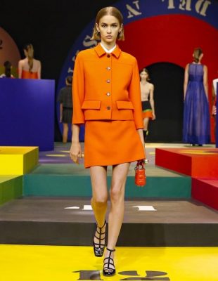 Nova revija brenda Christian Dior – retro siluete i jarke boje, a ovo su naši utisci