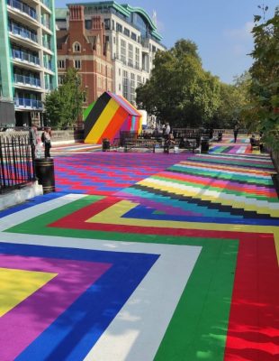 Živopisna “vizija raja” oslikana na krovu stare metro stanice u Londonu