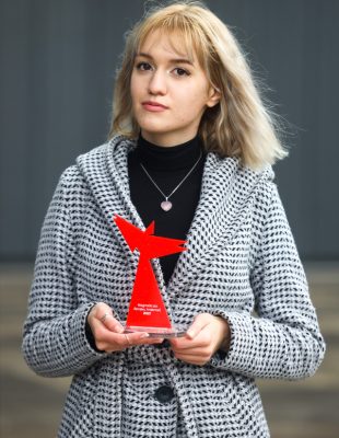 Uručena Nagrada za žensku hrabrost Nikolini Pavićević, u okviru Avon akcije “Reci NE nasilju nad ženama”