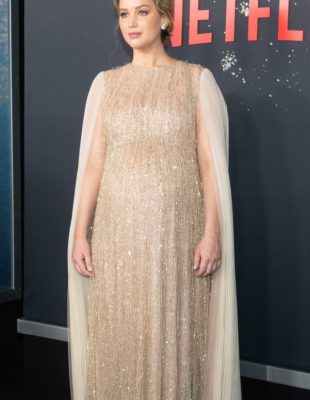 Jennifer Lawrence po prvi put prošetala crvenim tepihom otkako je potvrđeno da je u drugom stranju