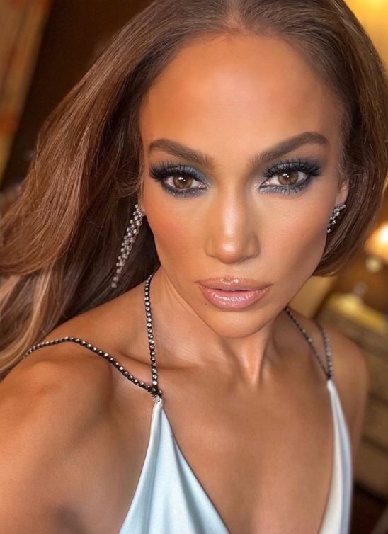 Evo zašto je plava senka savršeni izbor za novogodišnji makeup