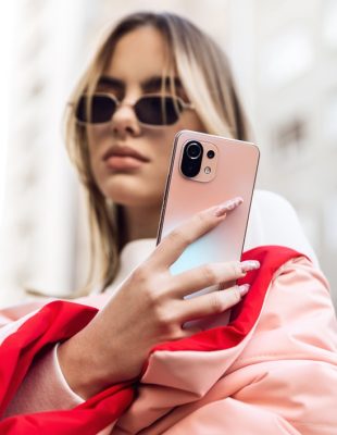 Neprikosnoveni vid ženstvenosti i elegancije – upotpunite svoj odevni stil sa Xiaomi 11 Lite 5G NE telefonom