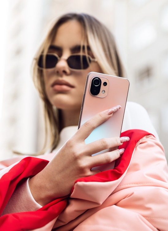 Neprikosnoveni vid ženstvenosti i elegancije – upotpunite svoj odevni stil sa Xiaomi 11 Lite 5G NE telefonom