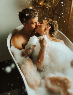 Seks u kadi – da li je bezbedan i kako uživati u njemu?