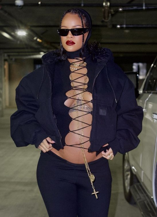 Rihanna potpuno menja koncept “odeće za trudnice” – izdvajamo njene dosad najbolje odevne kombinacije