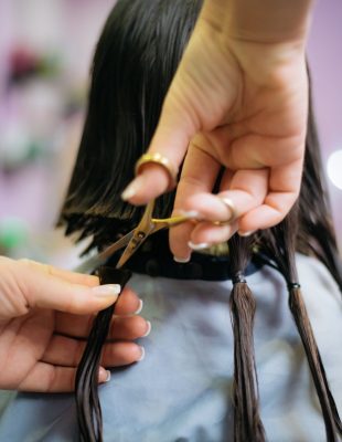 Doniraj i Daj snagu – izrada perika za žene koje su uspešno prebrodile proces hemioterapije