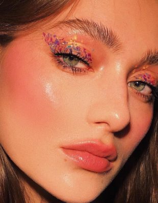 Predstavljamo ti šljokičasti party makeup savršen za letnje žurke