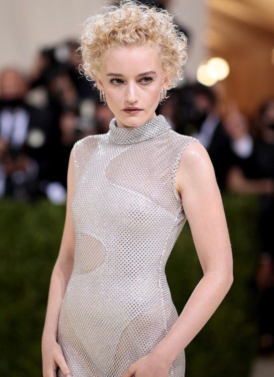 Julia Garner, zvezda serije “Inventing Anna”, glumi Madonnu u novom biografskom filmu
