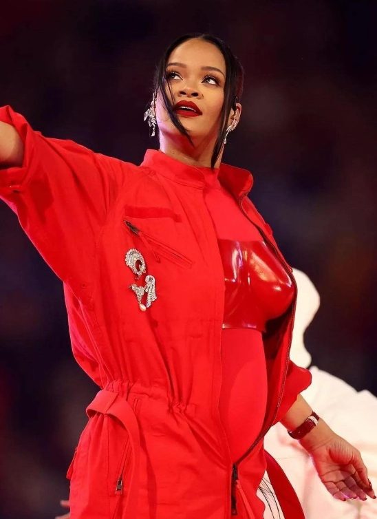 Rihanna otkrila stomak na spektakularnom nastupu na Super Bowlu, a mi vam otkrivamo detalje